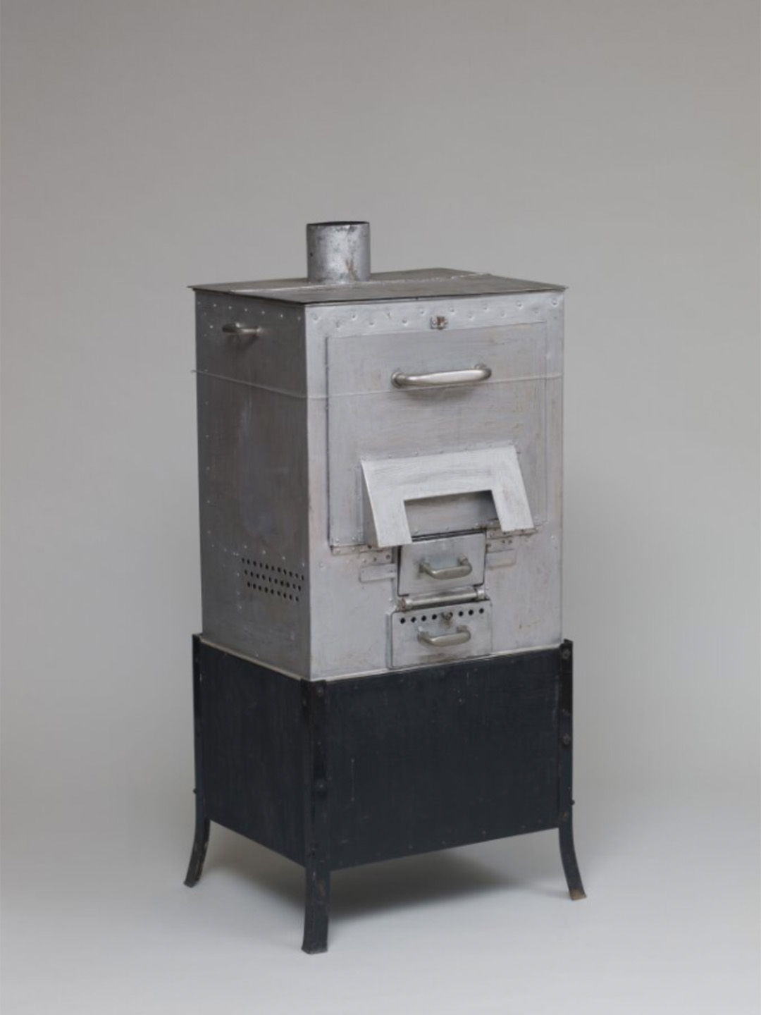 Provisorischer Ofen aus Flugzeugteilen